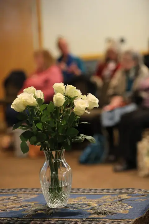 A vase of white roses